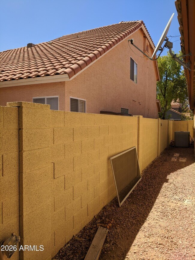 Building Photo - 1321 N Jamaica Way