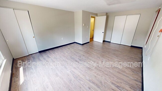 Building Photo - 144 Forest St