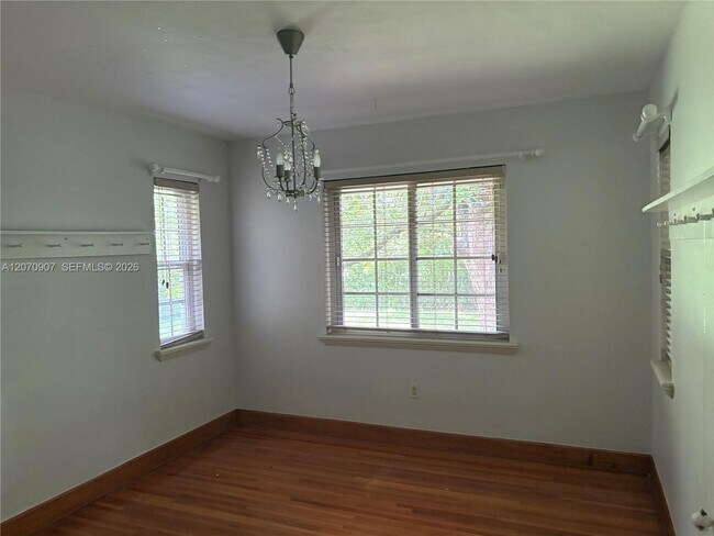 Building Photo - 805 Paradiso Ave