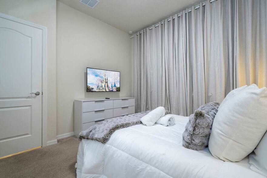 Building Photo - 7392 Oakmoss Loop
