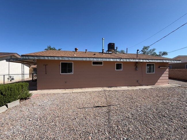 Building Photo - 3 Bedroom Single Story Home Available Near 12th St NW & Menaul Blvd NW!