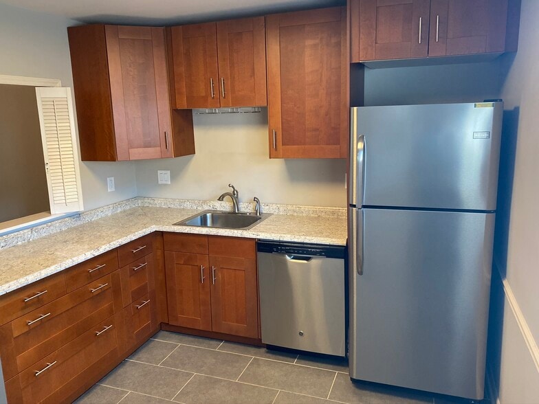 Building Photo - 1627 10th St Pl NW