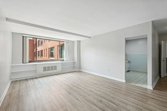 Building Photo - Spacious & Bright Studio at River Place