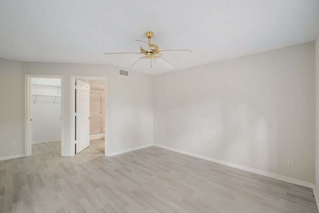 Building Photo - 2 bed + den 2 bath condo, just 2.5 miles from the beach!