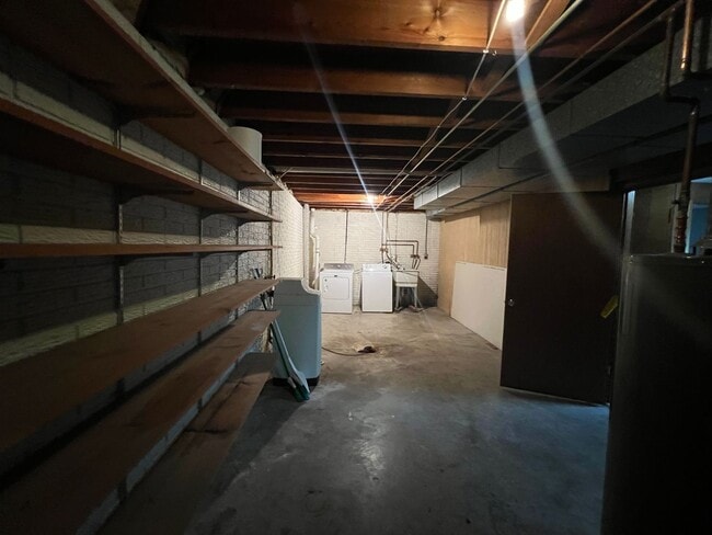 Building Photo - 3 Bedroom 2 Bathroom Iowa City Home!