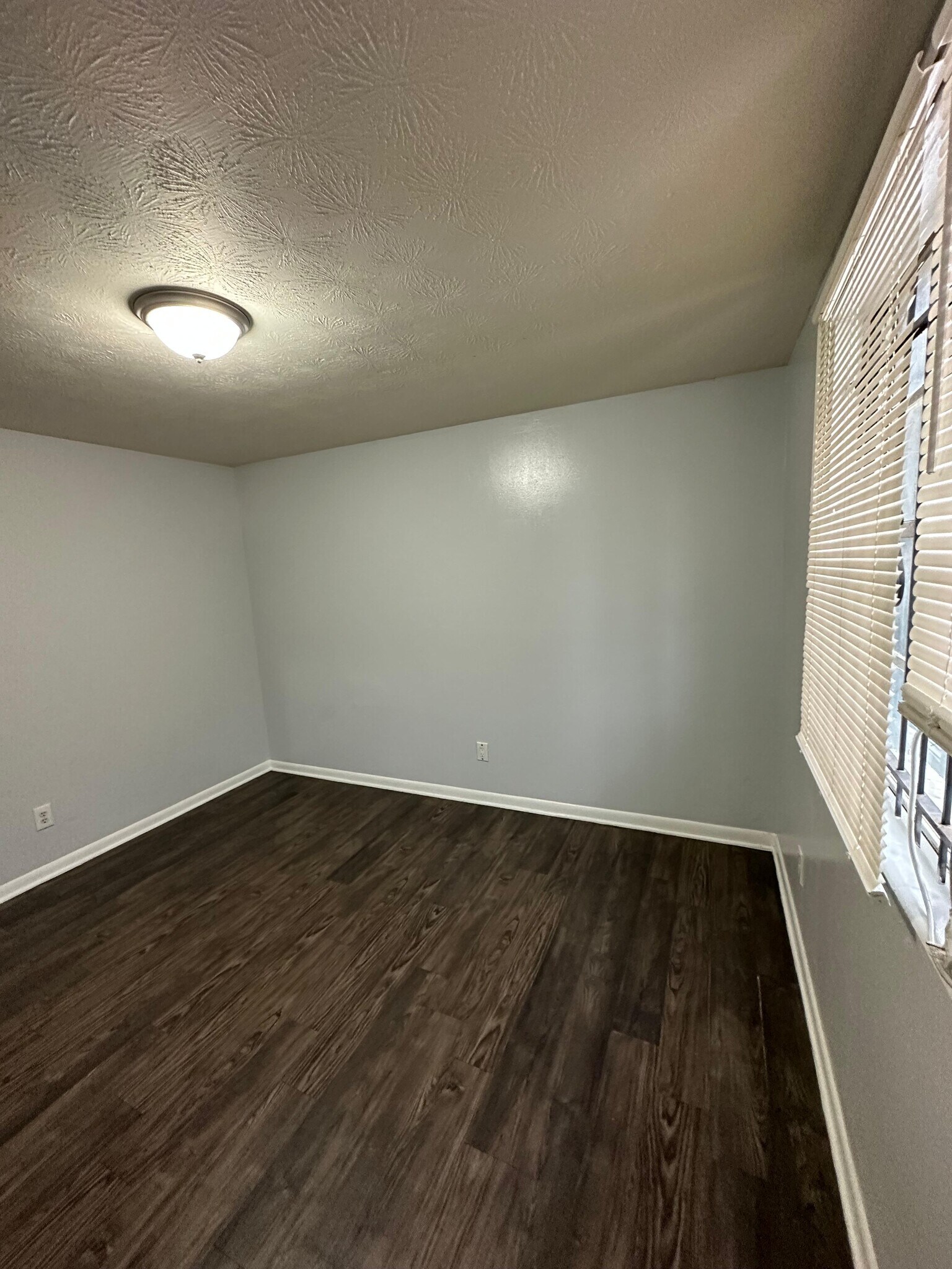 Building Photo - 1625 W 26th St