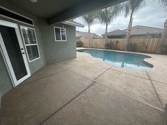 Building Photo - 4 Bedroom 2 Bathroom in SE Visalia with Po...