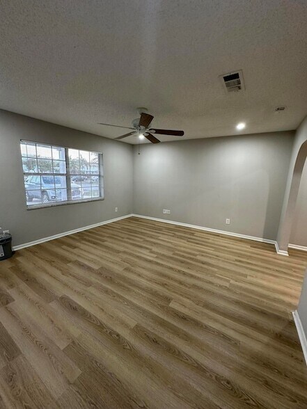 Building Photo - 965 SE Caravan Ave