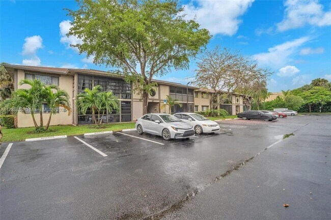 Building Photo - Beautiful Garden Apartment, Move in Condition