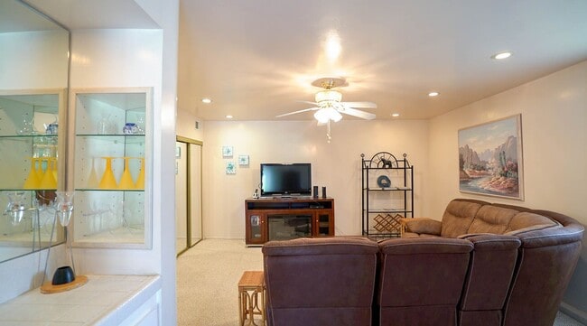 Building Photo - Lakeside Golf Course Retreat in Cathedral ...