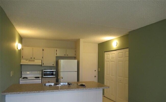 Building Photo - 2401 Riverside Dr