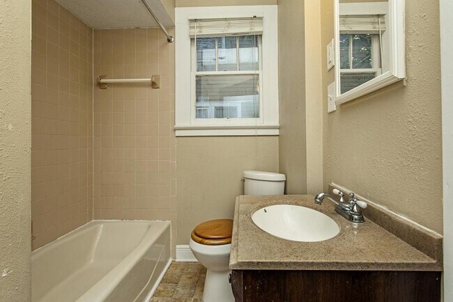 Building Photo - Avondale Beauty on the market!