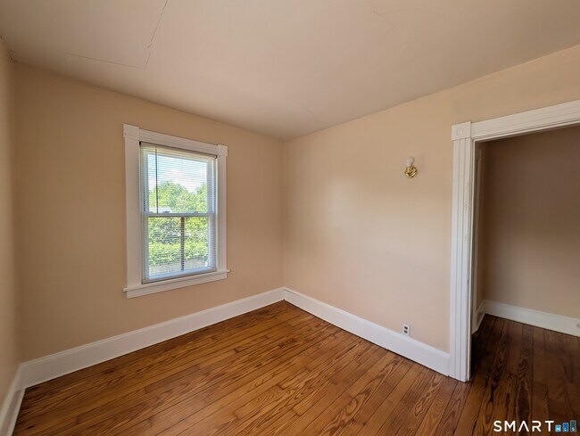 Building Photo - 24 Thompson Ct