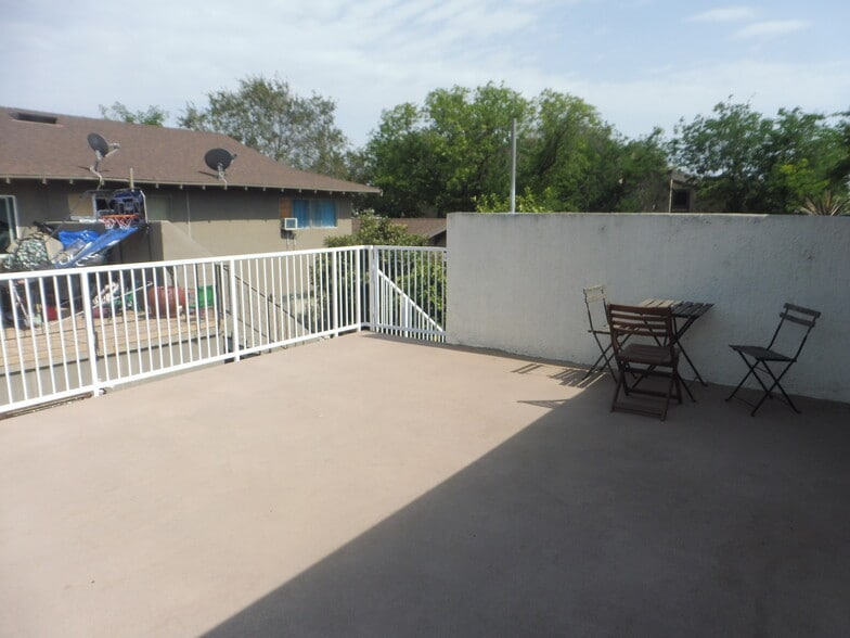 large upper deck - 2613 Andover Ave