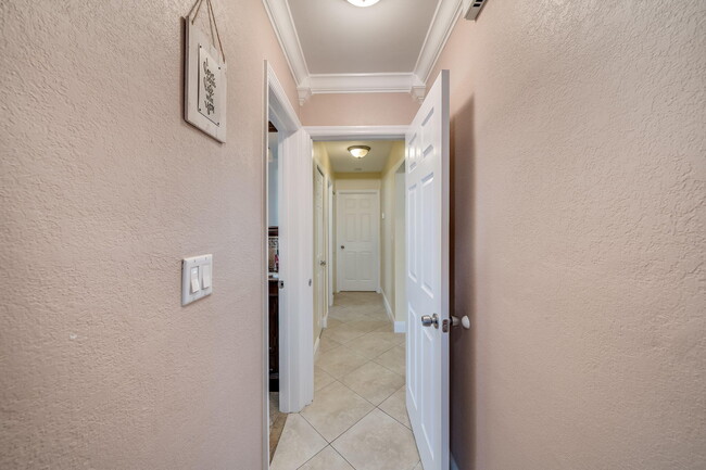 Building Photo - 9603 NW 67th Ct