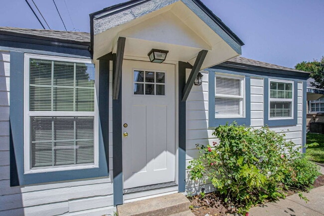 Building Photo - A Stunning, Updated Home in the heart of Dallas