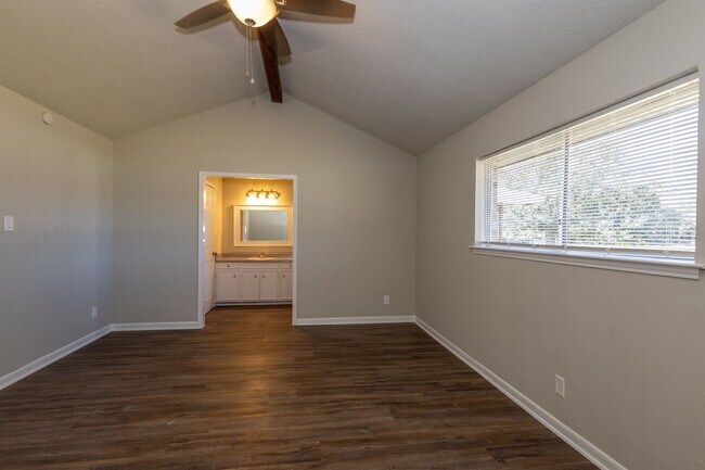 Building Photo - 5810 Meadowview Rd