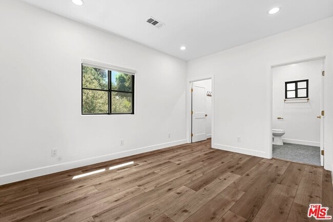 Building Photo - 720 W Altadena Dr