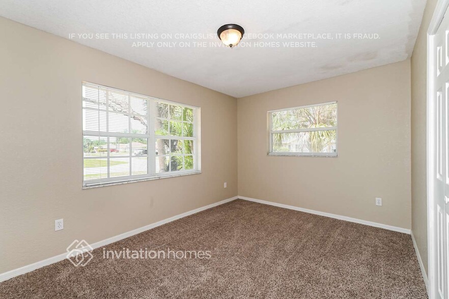 Building Photo - 3708 Fontainebleau St