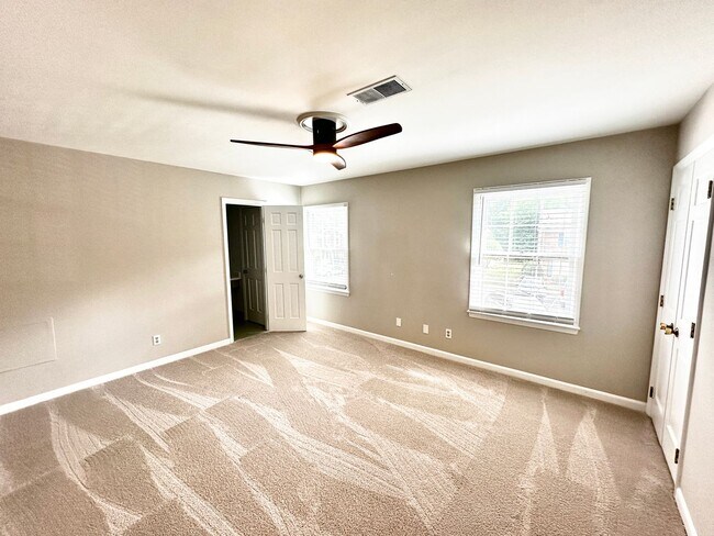 Building Photo - Available to View on 8/29! Luxurious Town ...