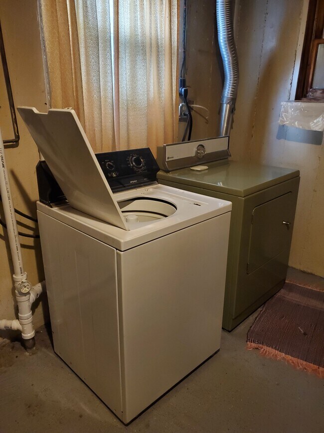 Building Photo - 2302 E Rosser Ave