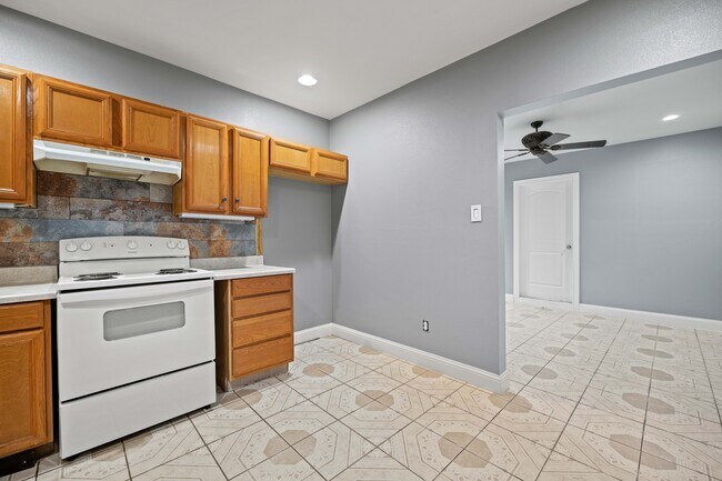 BUNGALO KITCHEN - 606 W Pembroke Ave