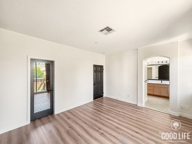 Building Photo - Stunning 3BD/2.5BA Townhouse in Eastlake W...