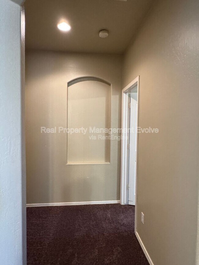 Building Photo - 15440 W Jefferson St