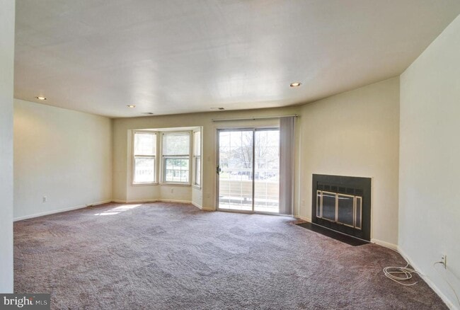 Building Photo - 302 Trinity Ct