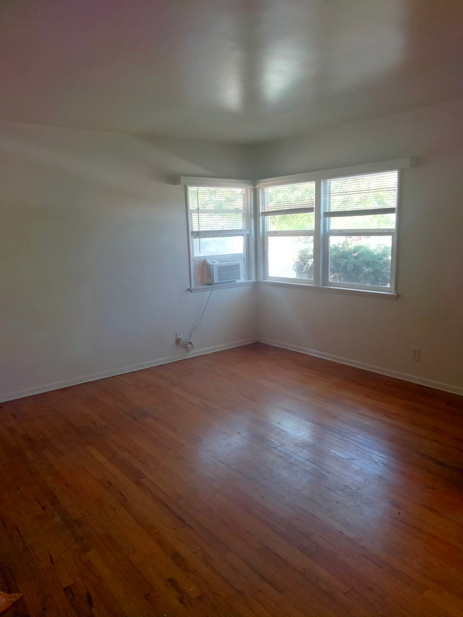 Building Photo - 1420 N Hollywood Way