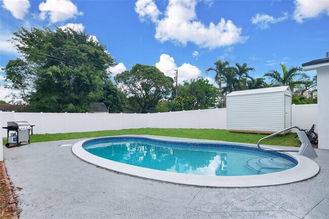 Building Photo - 5311 Pierce St