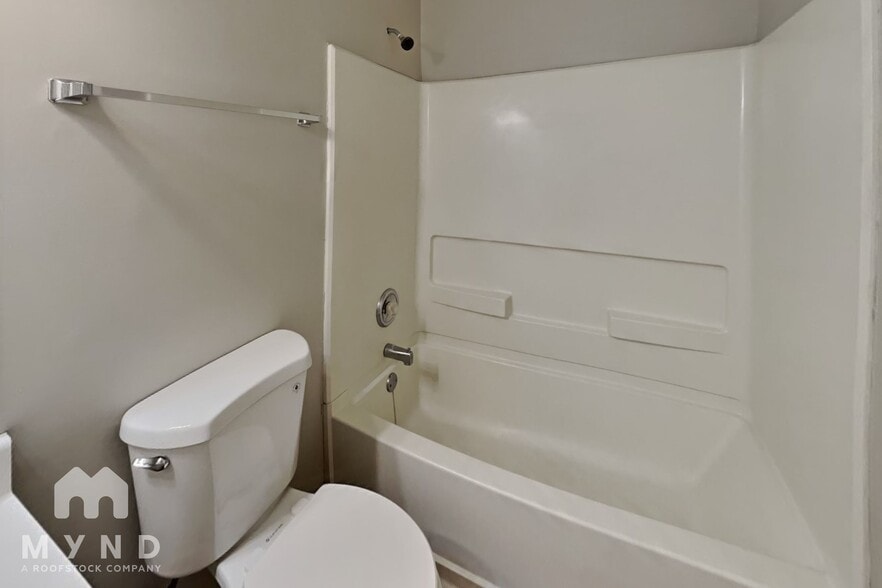 Building Photo - 534 Lakecourt Dr