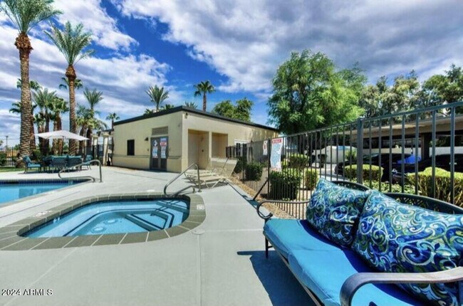 Building Photo - 4045 W Bell Rd