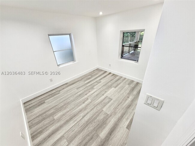 Building Photo - 1272 NE 145th St