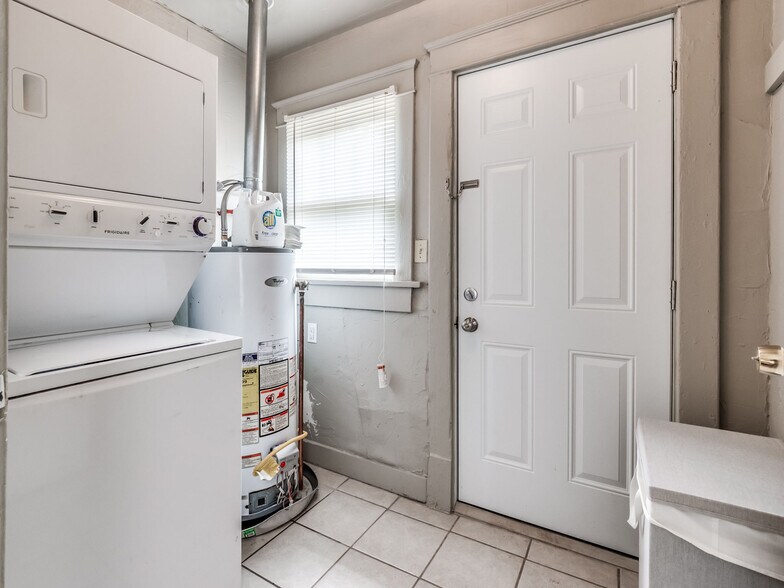 Washer/dryer hookups - 529 NW 32nd St