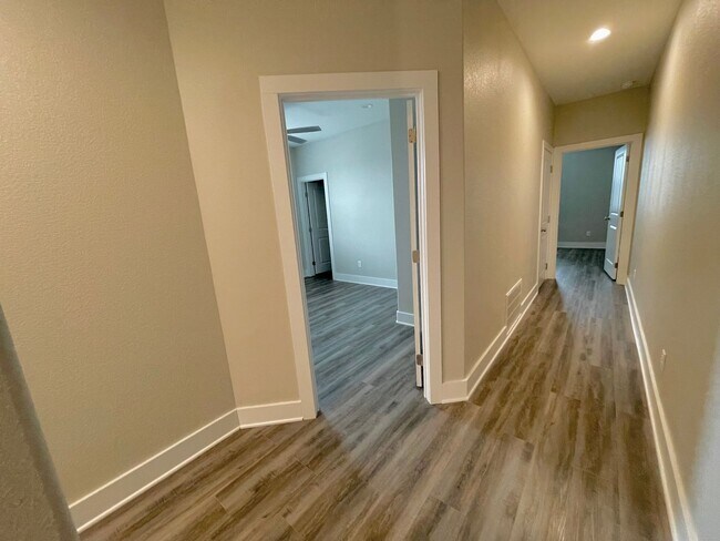 Building Photo - 710 Vassar Ct
