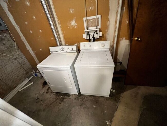 Building Photo - $1,995 | 4 Bedroom, 2.5 Bathroom Multi Floor Duplex | No Pets | Available for an August 1st, 2026...