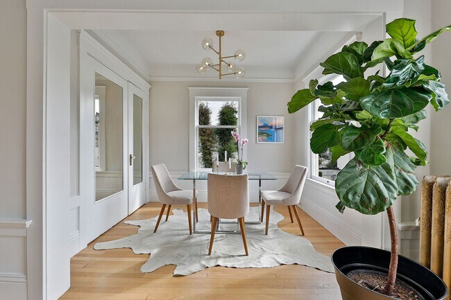 Building Photo - Cole Valley: Bright Top Floor Unfurnished 1 Bed 1 Bath with Garage Parking