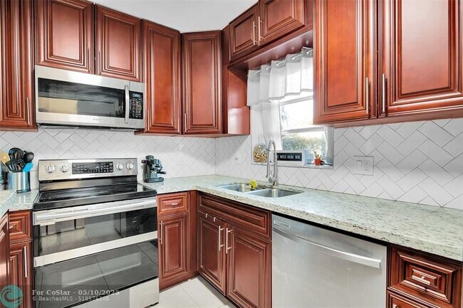 Building Photo - 447 Sunshine Dr