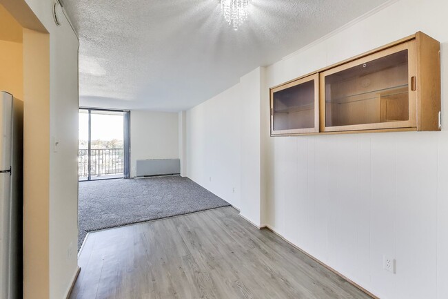 Building Photo - Sunny Studio in Downtown Rockville - ALL UTILITIES INCLUDED