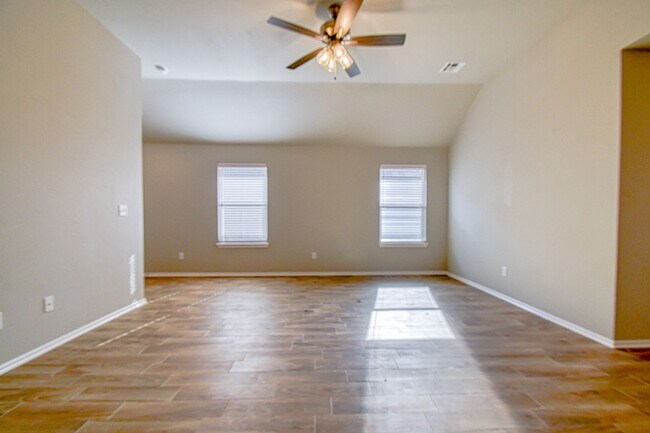 Building Photo - Beautiful Newer Construction Home!