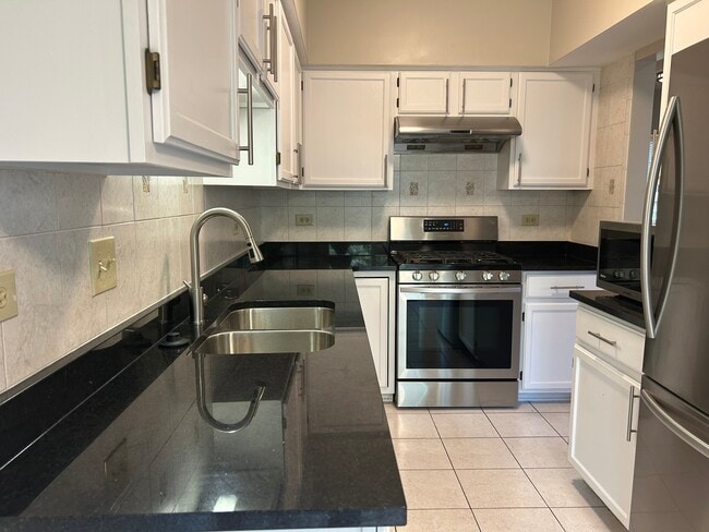 Building Photo - 1227 S Parkside Dr