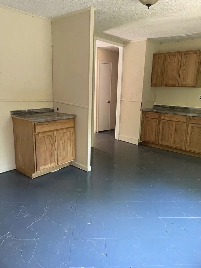 Building Photo - 3 Bedroom 1 Bathroom