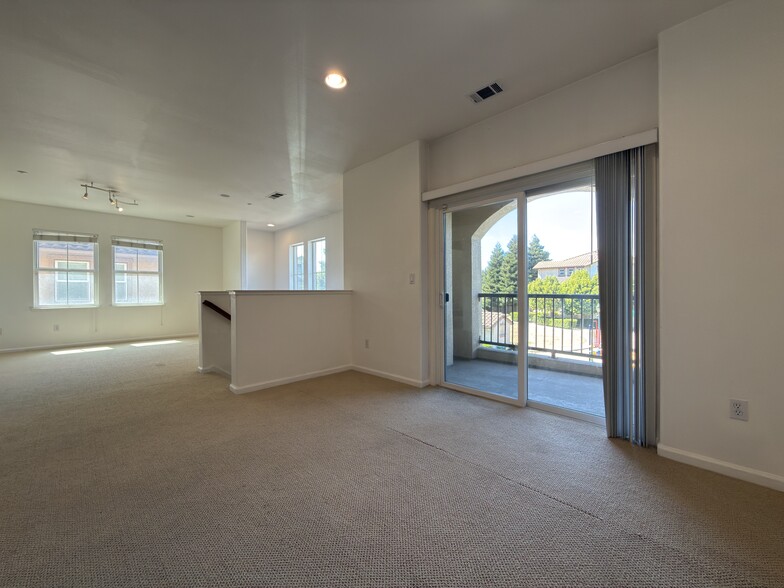 Dining Area + Balcony - 300 Presidio St