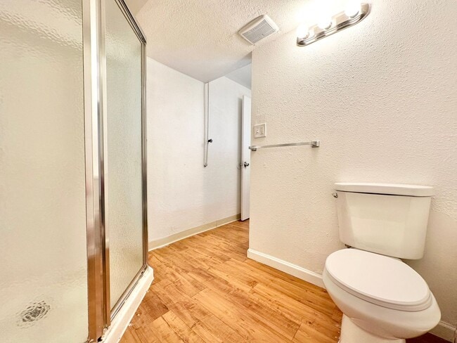Building Photo - Modern and Spacious Duplex Style Home with...
