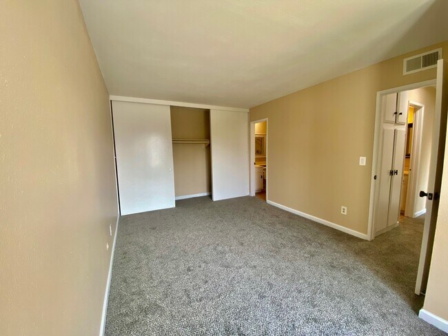 Building Photo - 2521 W Sunflower Ave