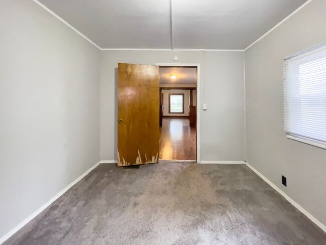 Building Photo - PRELEASING for AUGUST! Close to Campus: Washer and Dryer Included