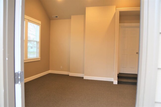 Building Photo - 4 bed/2 bath 1000 feet From Monroe