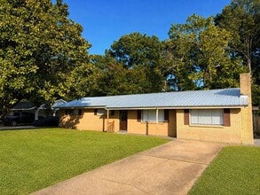 Building Photo - Move-In Ready 3BR Home Available Now!