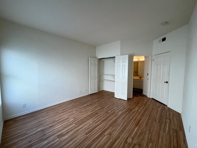 Building Photo - Upgraded 2+2 w/in-unit laundry + water + trash services included!